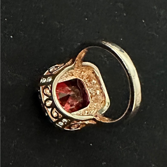 Rose Gold Toned Ring w Large Garnet Colored Oval-Cut Center Stone Size 6 - Picture 7 of 12